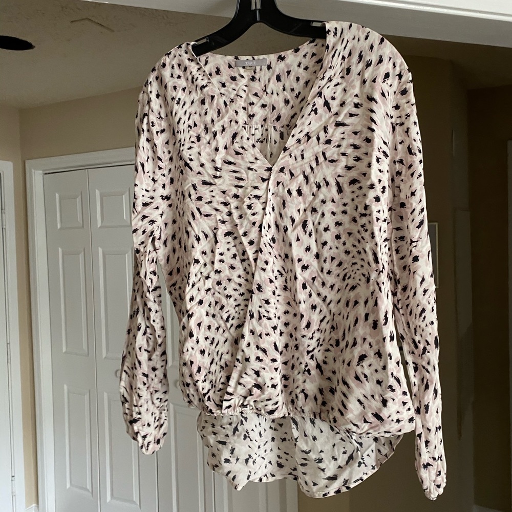 Great Condition! Tart top with fun detail!